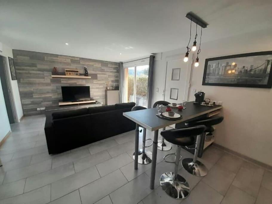 Appartement Spacieux &Tres Calme. Spacious & Very Quiet Apartment. Carros Εξωτερικό φωτογραφία